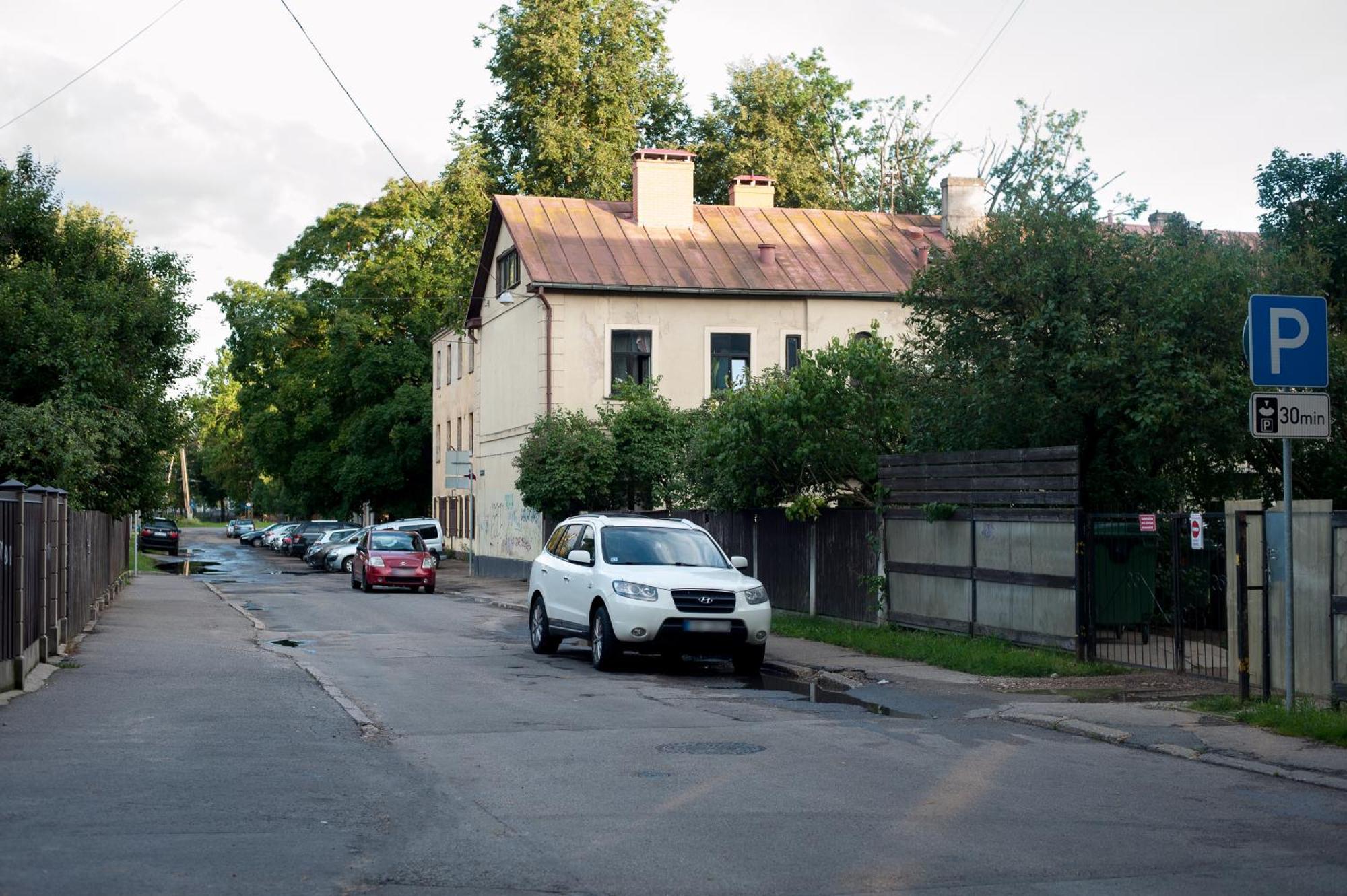 Teika No 2 Apartment-retro On Brivibas Street-free Parking Appartement